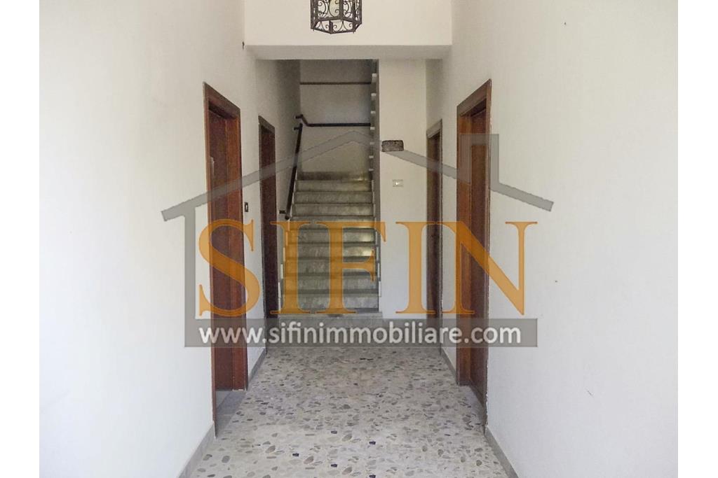 Casa con Giardino - Casa semi-indipendente con giardino � Contrada Bosco di Montagliano In posizione tranquilla e panoramica, immersa nel verde ma comodamente collegata, a soli 20 minuti dal casello autostradale A16 di Grottaminarda, proponiamo in vendita una casa semi-indipendente di mq. 220,00 ca. con corte e giardino privato di mq. 650,00 ca.