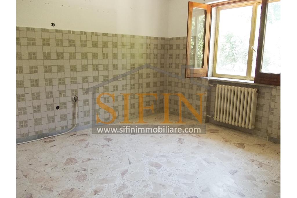 Casa con Giardino - Casa semi-indipendente con giardino � Contrada Bosco di Montagliano In posizione tranquilla e panoramica, immersa nel verde ma comodamente collegata, a soli 20 minuti dal casello autostradale A16 di Grottaminarda, proponiamo in vendita una casa semi-indipendente di mq. 220,00 ca. con corte e giardino privato di mq. 650,00 ca.