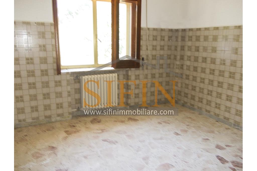 Casa con Giardino - Casa semi-indipendente con giardino � Contrada Bosco di Montagliano In posizione tranquilla e panoramica, immersa nel verde ma comodamente collegata, a soli 20 minuti dal casello autostradale A16 di Grottaminarda, proponiamo in vendita una casa semi-indipendente di mq. 220,00 ca. con corte e giardino privato di mq. 650,00 ca.