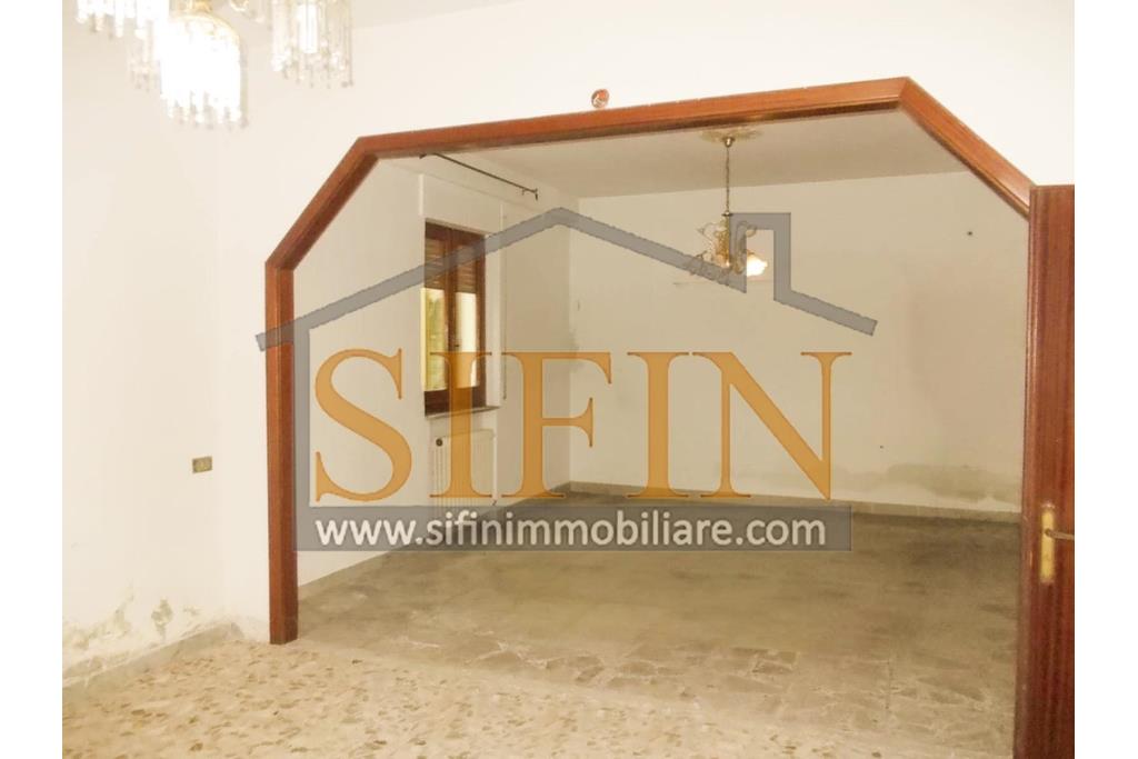 Casa con Giardino - Casa semi-indipendente con giardino � Contrada Bosco di Montagliano In posizione tranquilla e panoramica, immersa nel verde ma comodamente collegata, a soli 20 minuti dal casello autostradale A16 di Grottaminarda, proponiamo in vendita una casa semi-indipendente di mq. 220,00 ca. con corte e giardino privato di mq. 650,00 ca.