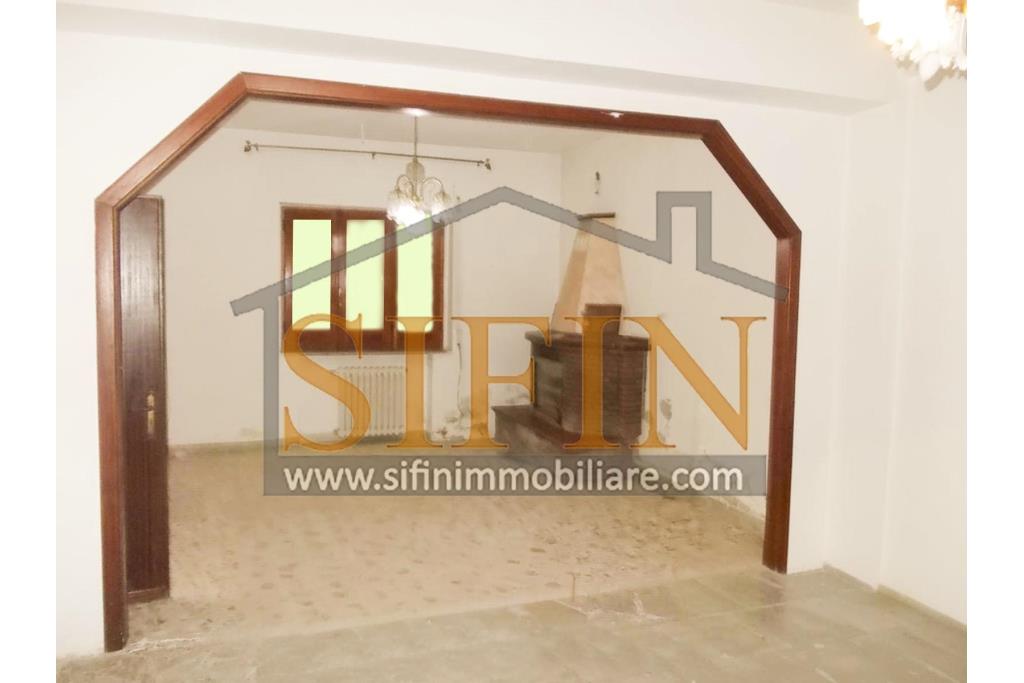 Casa con Giardino - Casa semi-indipendente con giardino � Contrada Bosco di Montagliano In posizione tranquilla e panoramica, immersa nel verde ma comodamente collegata, a soli 20 minuti dal casello autostradale A16 di Grottaminarda, proponiamo in vendita una casa semi-indipendente di mq. 220,00 ca. con corte e giardino privato di mq. 650,00 ca.