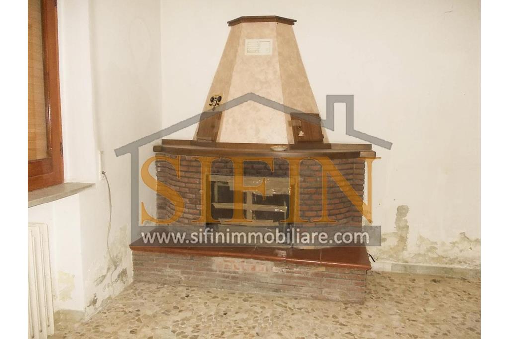 Casa con Giardino - Casa semi-indipendente con giardino � Contrada Bosco di Montagliano In posizione tranquilla e panoramica, immersa nel verde ma comodamente collegata, a soli 20 minuti dal casello autostradale A16 di Grottaminarda, proponiamo in vendita una casa semi-indipendente di mq. 220,00 ca. con corte e giardino privato di mq. 650,00 ca.