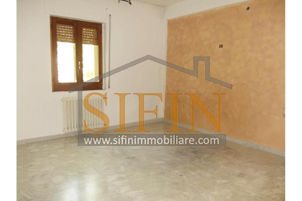 Casa con Giardino - Casa semi-indipendente con giardino � Contrada Bosco di Montagliano In posizione tranquilla e panoramica, immersa nel verde ma comodamente collegata, a soli 20 minuti dal casello autostradale A16 di Grottaminarda, proponiamo in vendita una casa semi-indipendente di mq. 220,00 ca. con corte e giardino privato di mq. 650,00 ca.