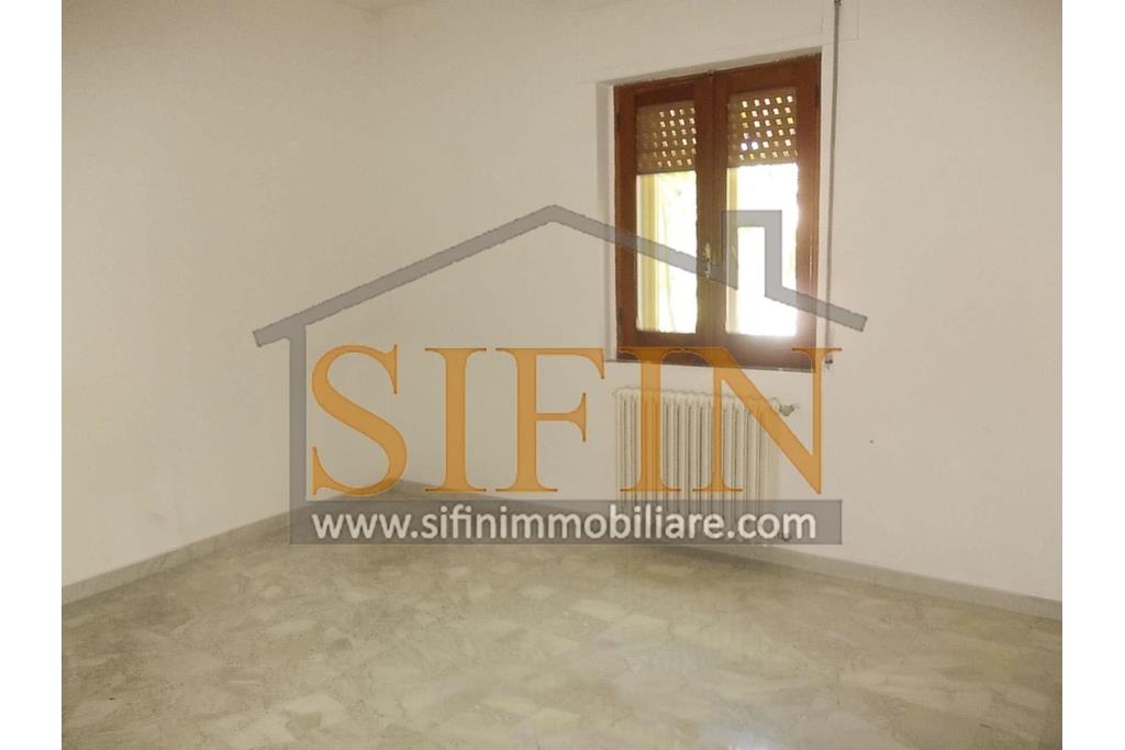 Casa con Giardino - Casa semi-indipendente con giardino � Contrada Bosco di Montagliano In posizione tranquilla e panoramica, immersa nel verde ma comodamente collegata, a soli 20 minuti dal casello autostradale A16 di Grottaminarda, proponiamo in vendita una casa semi-indipendente di mq. 220,00 ca. con corte e giardino privato di mq. 650,00 ca.