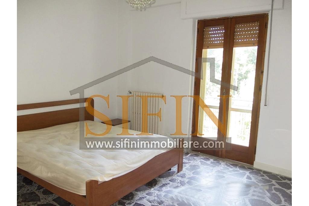 Casa con Giardino - Casa semi-indipendente con giardino � Contrada Bosco di Montagliano In posizione tranquilla e panoramica, immersa nel verde ma comodamente collegata, a soli 20 minuti dal casello autostradale A16 di Grottaminarda, proponiamo in vendita una casa semi-indipendente di mq. 220,00 ca. con corte e giardino privato di mq. 650,00 ca.
