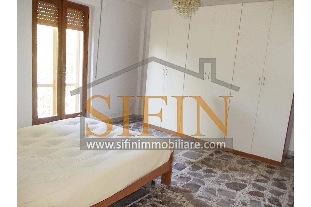 Casa con Giardino - Casa semi-indipendente con giardino � Contrada Bosco di Montagliano In posizione tranquilla e panoramica, immersa nel verde ma comodamente collegata, a soli 20 minuti dal casello autostradale A16 di Grottaminarda, proponiamo in vendita una casa semi-indipendente di mq. 220,00 ca. con corte e giardino privato di mq. 650,00 ca.