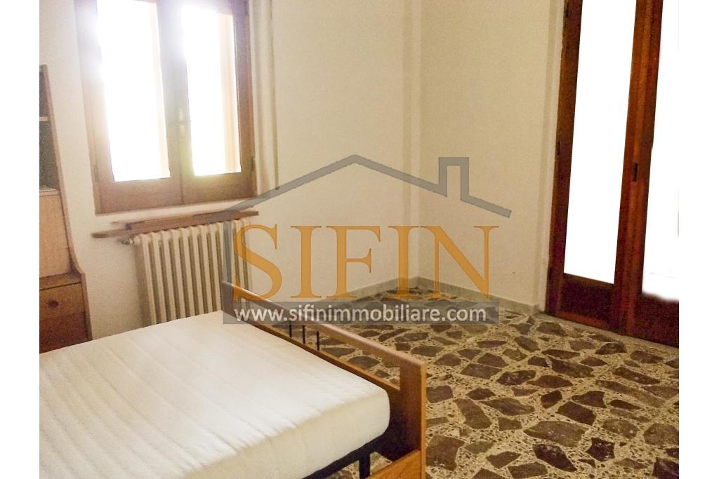 Casa con Giardino - Casa semi-indipendente con giardino � Contrada Bosco di Montagliano In posizione tranquilla e panoramica, immersa nel verde ma comodamente collegata, a soli 20 minuti dal casello autostradale A16 di Grottaminarda, proponiamo in vendita una casa semi-indipendente di mq. 220,00 ca. con corte e giardino privato di mq. 650,00 ca.