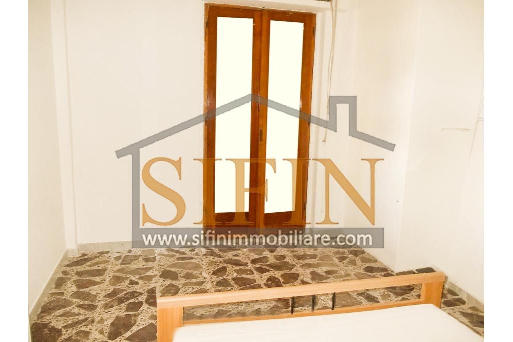 Casa con Giardino - Casa semi-indipendente con giardino � Contrada Bosco di Montagliano In posizione tranquilla e panoramica, immersa nel verde ma comodamente collegata, a soli 20 minuti dal casello autostradale A16 di Grottaminarda, proponiamo in vendita una casa semi-indipendente di mq. 220,00 ca. con corte e giardino privato di mq. 650,00 ca.