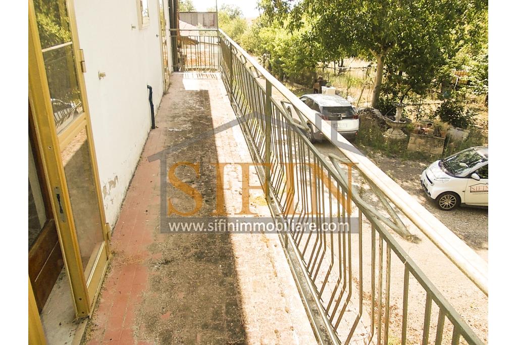 Casa con Giardino - Casa semi-indipendente con giardino � Contrada Bosco di Montagliano In posizione tranquilla e panoramica, immersa nel verde ma comodamente collegata, a soli 20 minuti dal casello autostradale A16 di Grottaminarda, proponiamo in vendita una casa semi-indipendente di mq. 220,00 ca. con corte e giardino privato di mq. 650,00 ca.