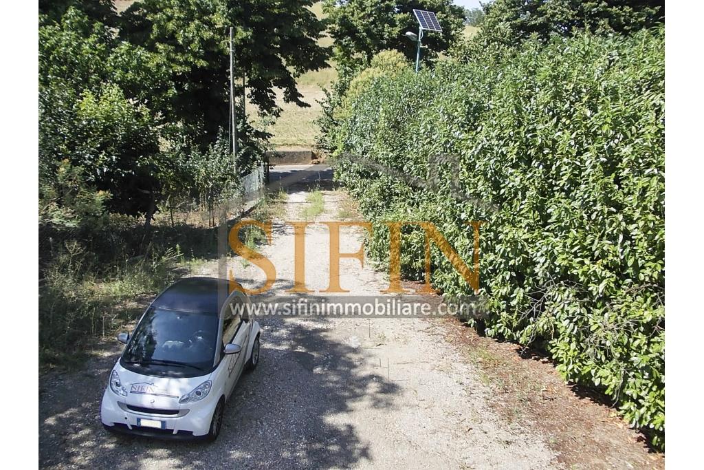 Casa con Giardino - Casa semi-indipendente con giardino � Contrada Bosco di Montagliano In posizione tranquilla e panoramica, immersa nel verde ma comodamente collegata, a soli 20 minuti dal casello autostradale A16 di Grottaminarda, proponiamo in vendita una casa semi-indipendente di mq. 220,00 ca. con corte e giardino privato di mq. 650,00 ca.