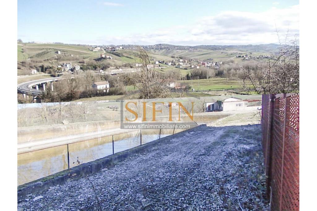 Terreno agricolo pescicoltura - Grottaminarda (AV) � Contrada Fossi
In posizione tranquilla e immersa nel verde, proponiamo in vendita un interessante terreno agricolo di circa 21.000 mq, dotato di impianto per pescicoltura e molteplici possibilit� di utilizzo e sviluppo