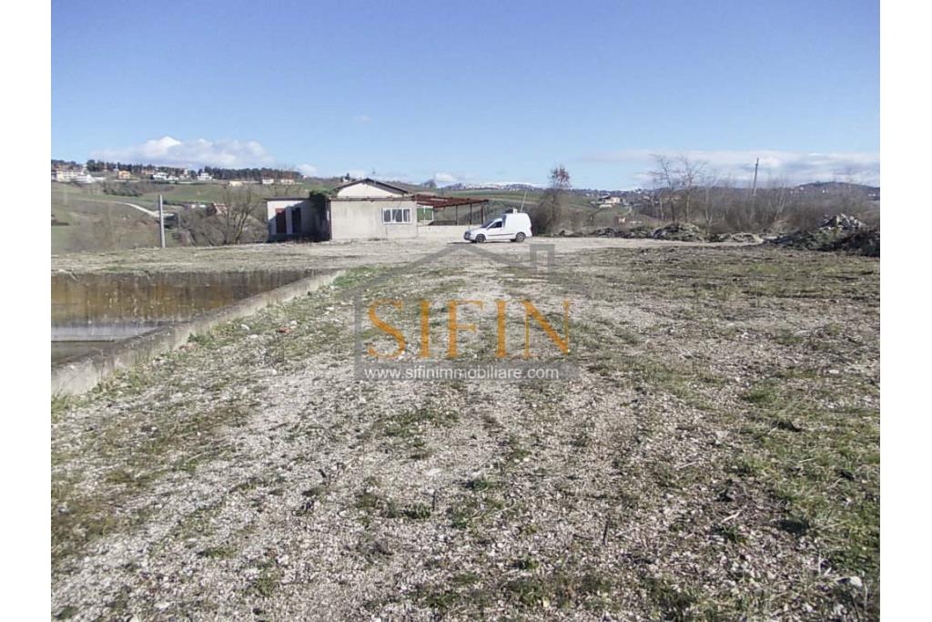Terreno agricolo pescicoltura - Grottaminarda (AV) � Contrada Fossi
In posizione tranquilla e immersa nel verde, proponiamo in vendita un interessante terreno agricolo di circa 21.000 mq, dotato di impianto per pescicoltura e molteplici possibilit� di utilizzo e sviluppo