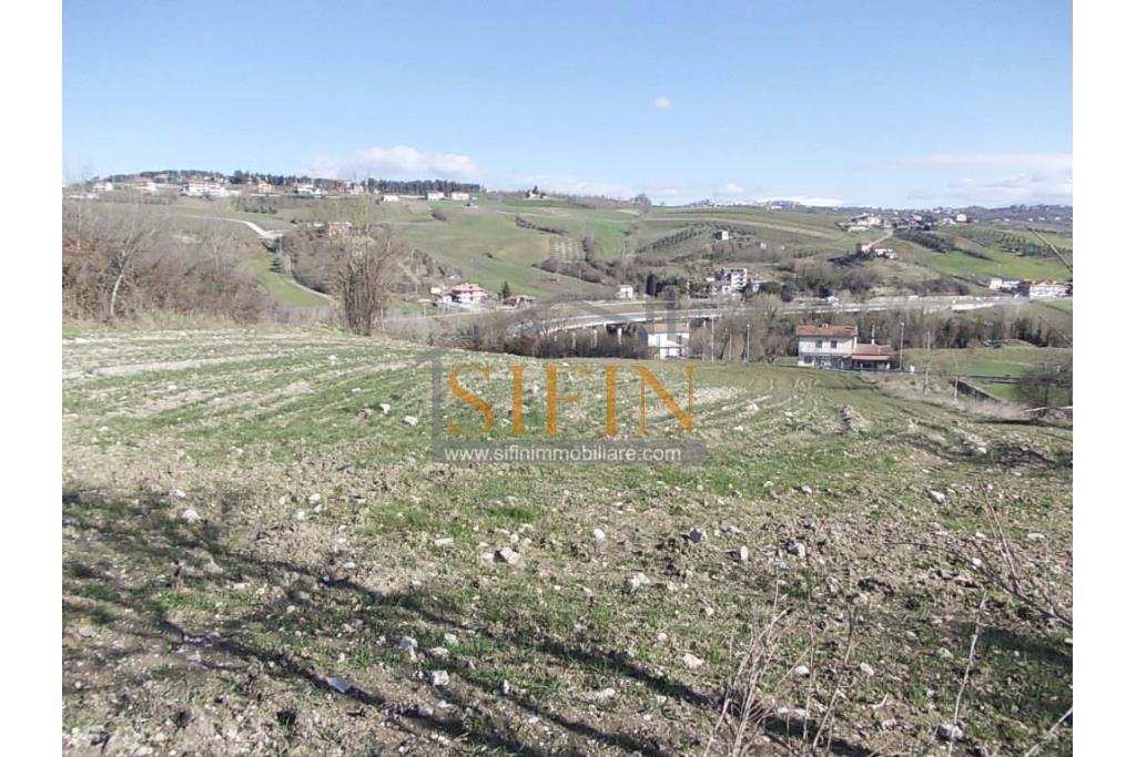 Terreno agricolo pescicoltura - Grottaminarda (AV) � Contrada Fossi
In posizione tranquilla e immersa nel verde, proponiamo in vendita un interessante terreno agricolo di circa 21.000 mq, dotato di impianto per pescicoltura e molteplici possibilit� di utilizzo e sviluppo