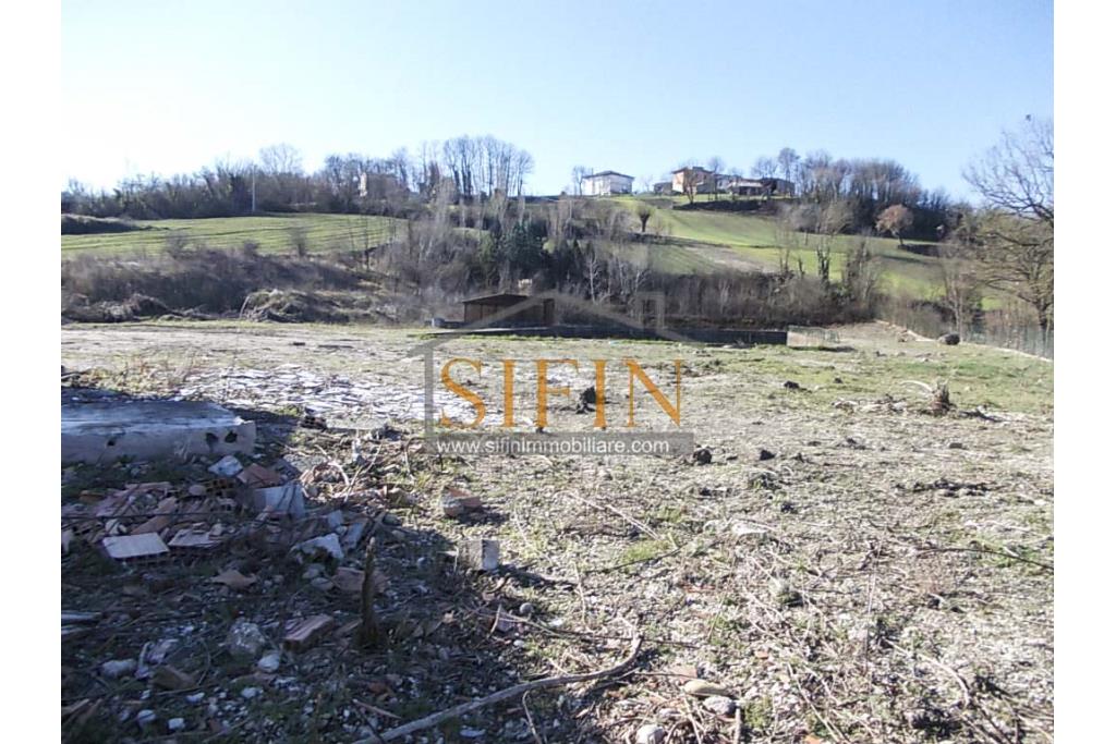 Terreno agricolo pescicoltura - Grottaminarda (AV) � Contrada Fossi
In posizione tranquilla e immersa nel verde, proponiamo in vendita un interessante terreno agricolo di circa 21.000 mq, dotato di impianto per pescicoltura e molteplici possibilit� di utilizzo e sviluppo