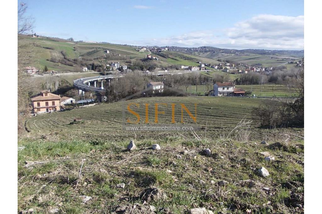 Terreno agricolo pescicoltura - Grottaminarda (AV) � Contrada Fossi
In posizione tranquilla e immersa nel verde, proponiamo in vendita un interessante terreno agricolo di circa 21.000 mq, dotato di impianto per pescicoltura e molteplici possibilit� di utilizzo e sviluppo