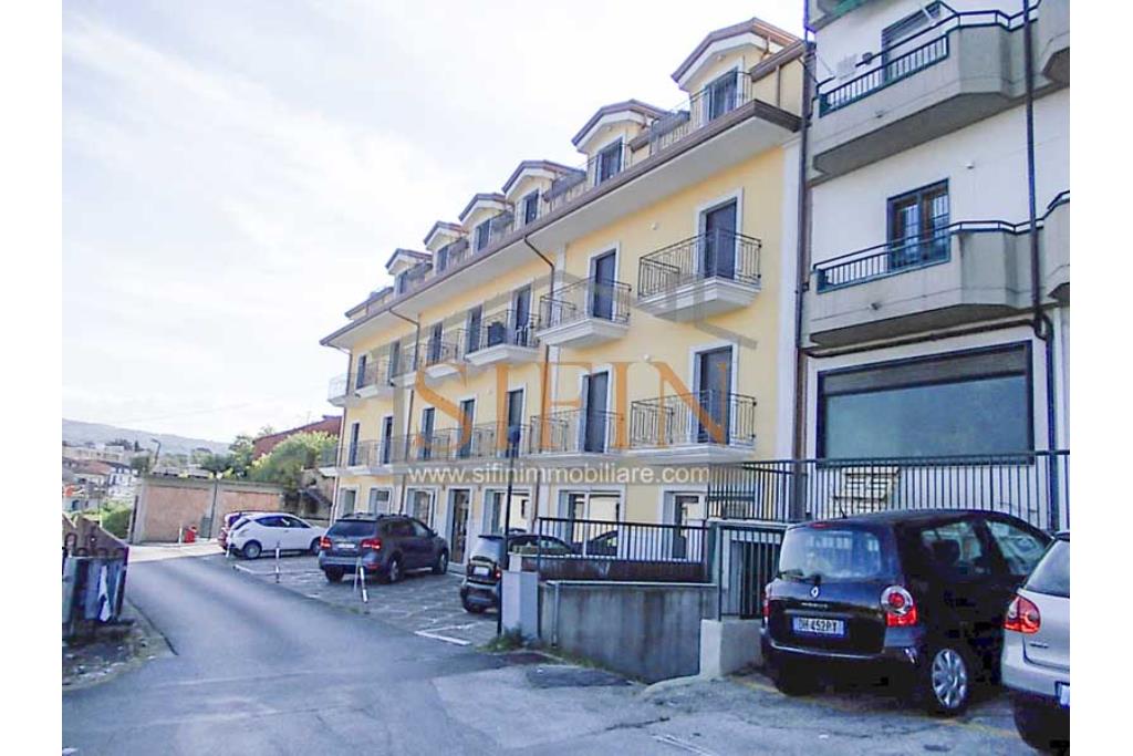 Mansarda Nuova Costruzione  - Grottaminarda, in zona semicentrale e riservata, a soli 300 metri da Corso Vittorio Veneto, proponiamo in vendita una splendida mansarda di nuova costruzione in Classe Energetica A, ubicata al terzo piano in un signorile ed esclusivo contesto di soli 6 appartamenti dotato di cappotto termico esterno ed ascensore di nuova generazione. L'abitazione sviluppa una superficie di circa 135,00 mq commerciali, oltre a un comodo garage di 20,00 mq