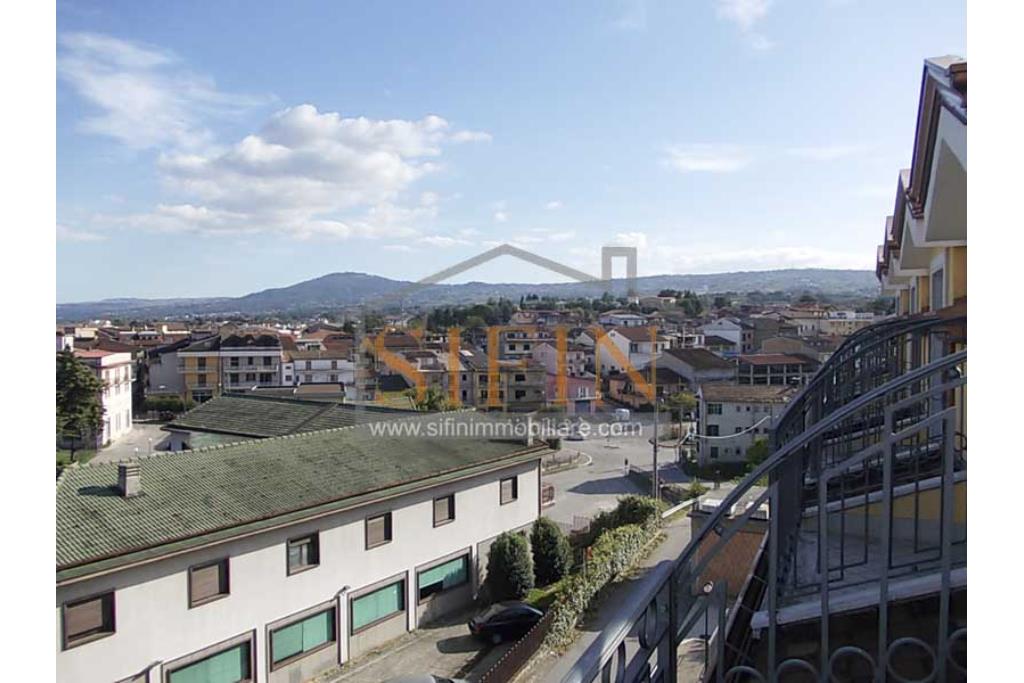 Mansarda Nuova Costruzione  - Grottaminarda, in zona semicentrale e riservata, a soli 300 metri da Corso Vittorio Veneto, proponiamo in vendita una splendida mansarda di nuova costruzione in Classe Energetica A, ubicata al terzo piano in un signorile ed esclusivo contesto di soli 6 appartamenti dotato di cappotto termico esterno ed ascensore di nuova generazione. L'abitazione sviluppa una superficie di circa 135,00 mq commerciali, oltre a un comodo garage di 20,00 mq