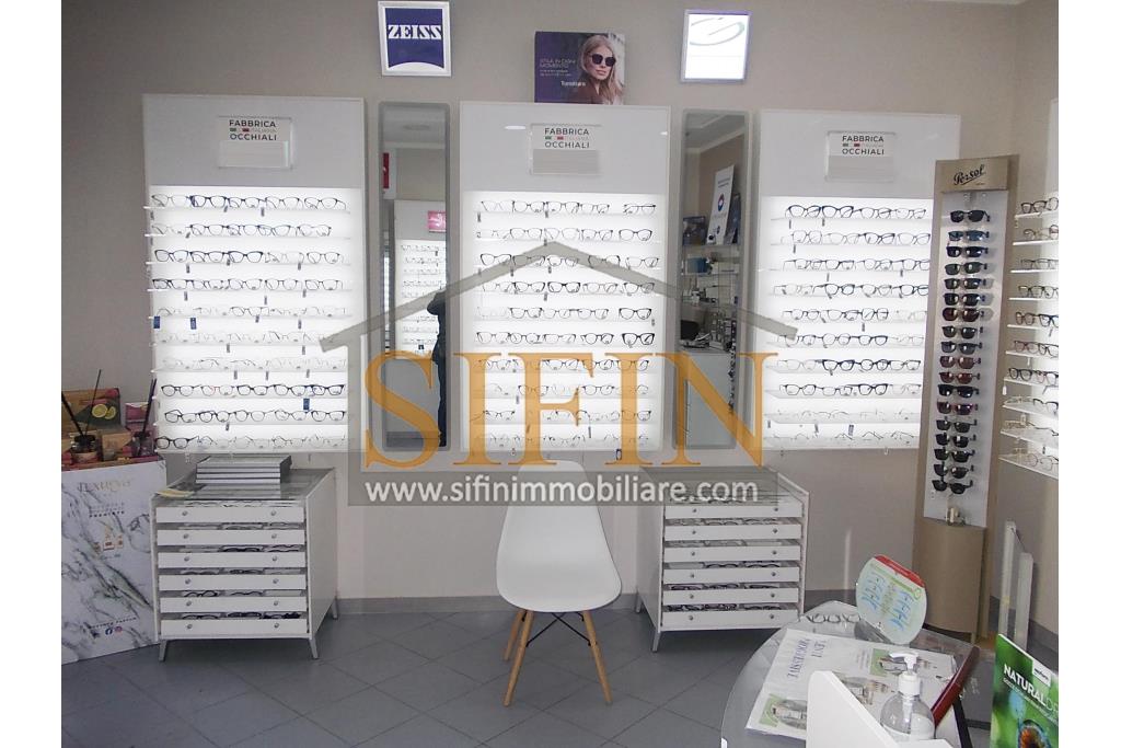 Cessione Attivit� Ottica Storica � Grottaminarda - Proponiamo in vendita un�attivit� di ottica avviata e ben consolidata da oltre 20 anni, situata in Via Francesco Flammia