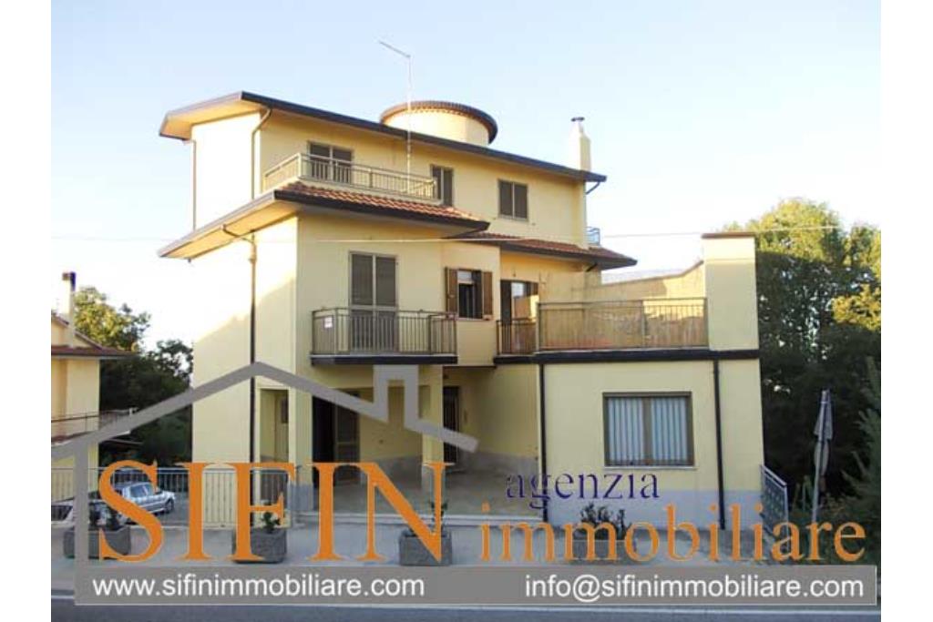 Villa con Giardino - Villa di mq. 350,00 con giardino vendita Frigento localit Pagliara