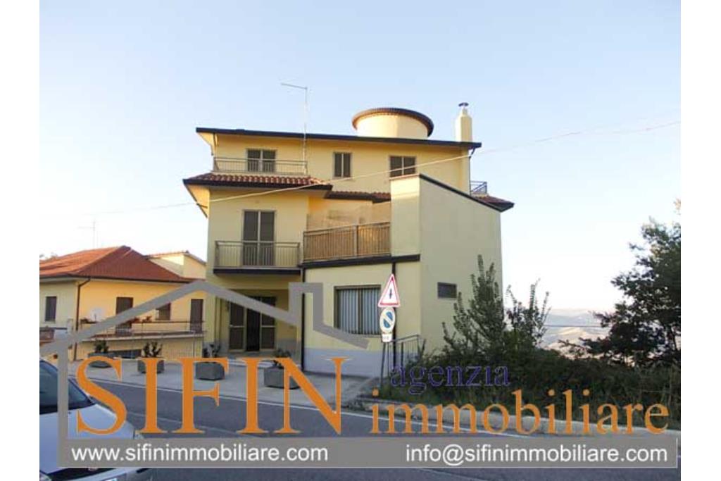 Villa con Giardino - Villa di mq. 350,00 con giardino vendita Frigento localit Pagliara