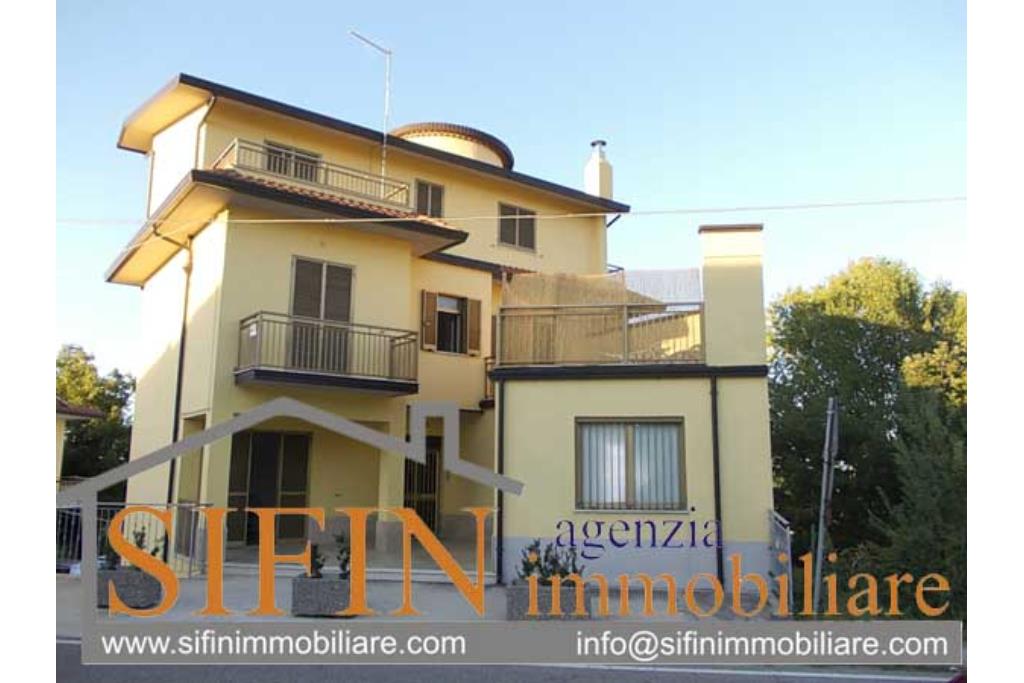 Villa con Giardino - Villa di mq. 350,00 con giardino vendita Frigento localit Pagliara