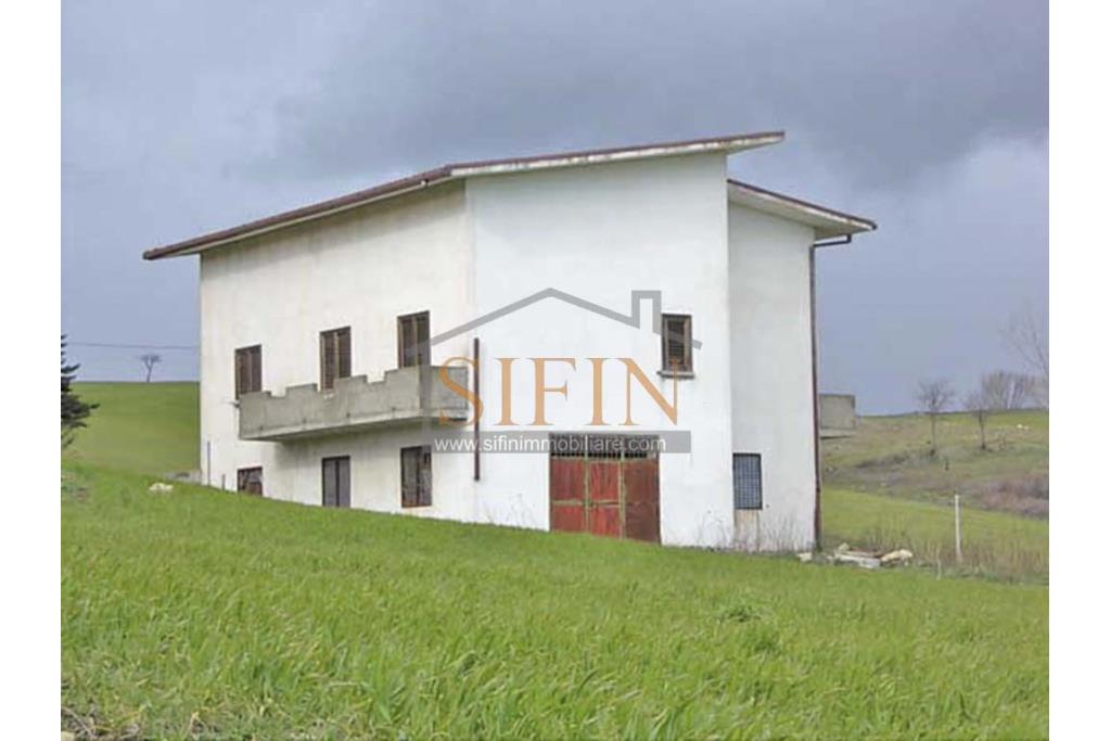 Casa con tre ettari di terreno - Casa di mq. 300,00 con mq. 33.000,00 di terreno con rudere di mq. 130,00