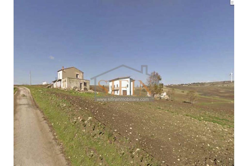 Casa con tre ettari di terreno - Casa di mq. 300,00 con mq. 33.000,00 di terreno con rudere di mq. 130,00