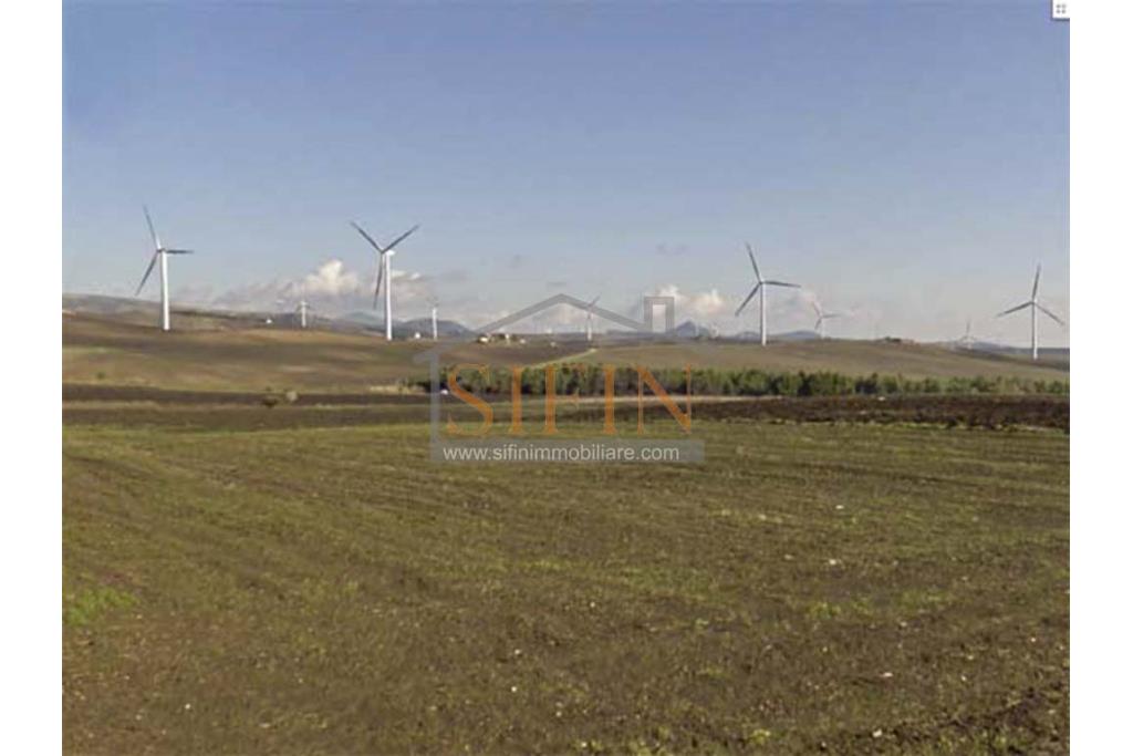 Casa con tre ettari di terreno - Casa di mq. 300,00 con mq. 33.000,00 di terreno con rudere di mq. 130,00