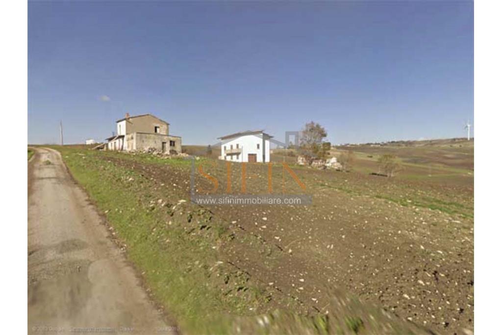 Casa con tre ettari di terreno - Casa di mq. 300,00 con mq. 33.000,00 di terreno con rudere di mq. 130,00