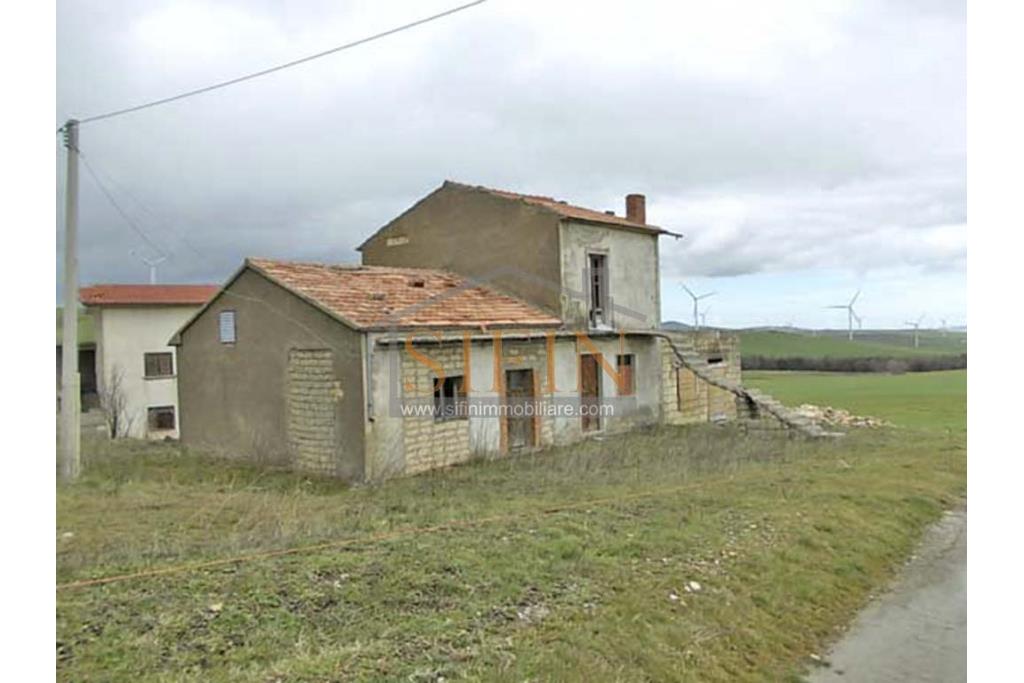 Casa con tre ettari di terreno - Casa di mq. 300,00 con mq. 33.000,00 di terreno con rudere di mq. 130,00