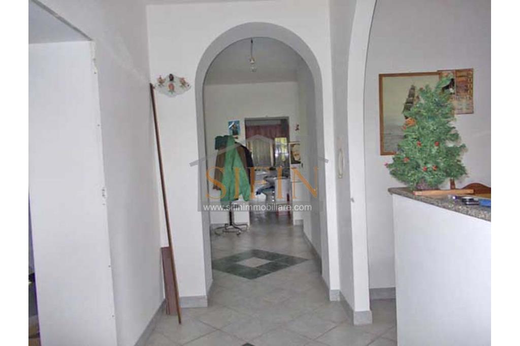 Casa con tre ettari di terreno - Casa di mq. 300,00 con mq. 33.000,00 di terreno con rudere di mq. 130,00
