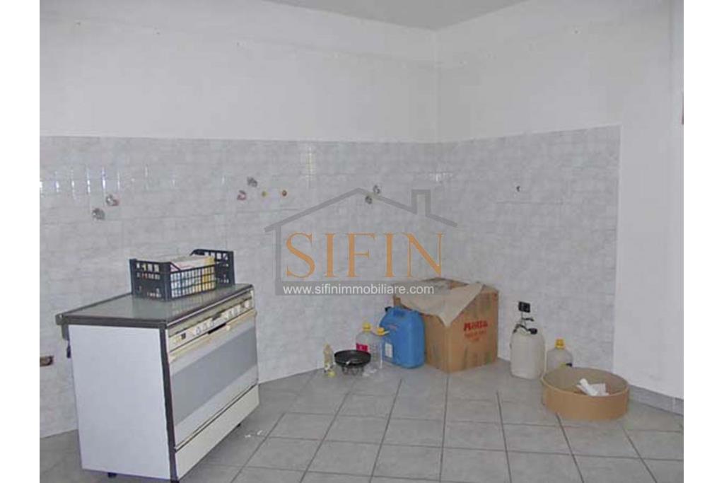 Casa con tre ettari di terreno - Casa di mq. 300,00 con mq. 33.000,00 di terreno con rudere di mq. 130,00
