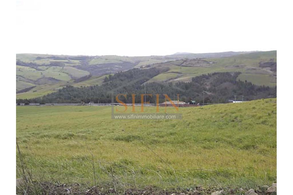 Casa con tre ettari di terreno - Casa di mq. 300,00 con mq. 33.000,00 di terreno con rudere di mq. 130,00