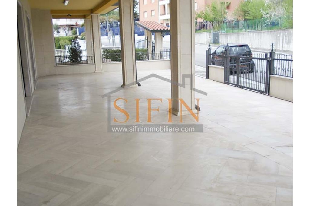 Locale Commerciale  - Locale mq. 200,00 oltre portico e piazzale in affitto a Fontanarosa