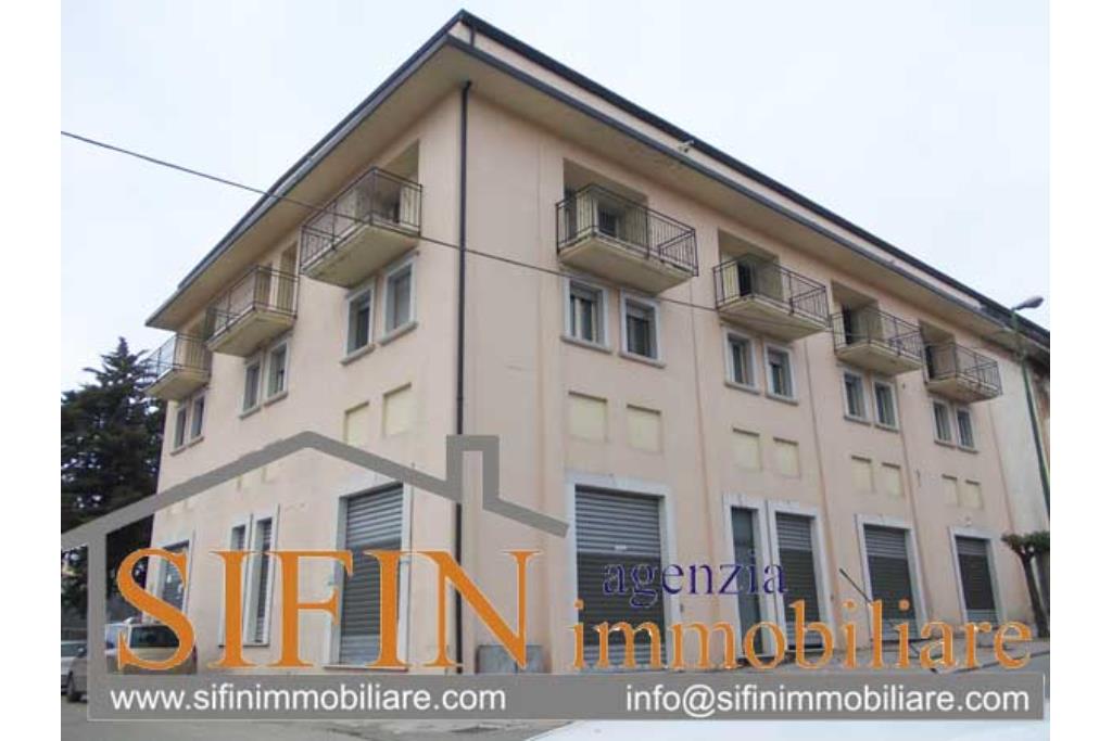 Locale con deposito - Grottaminarda, locale commerciale di mq. 150,00 pi 150,00 di deposito in vendita in zona centralissima
