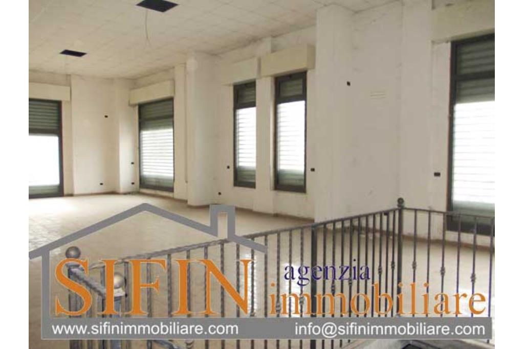 Locale con deposito - Grottaminarda, locale commerciale di mq. 150,00 pi 150,00 di deposito in vendita in zona centralissima