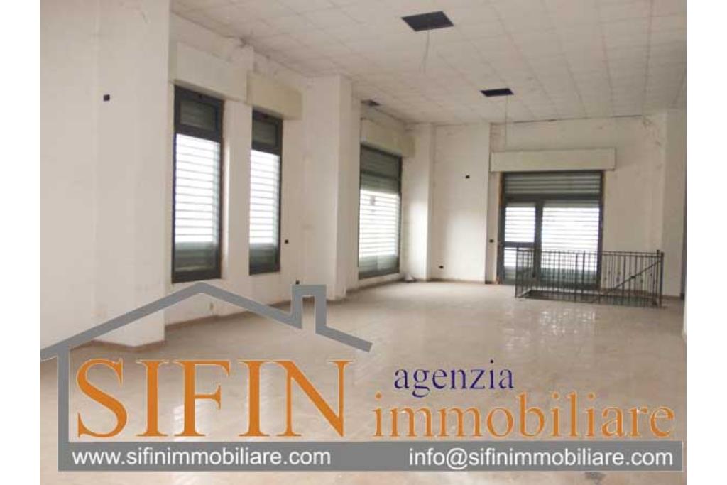 Locale con deposito - Grottaminarda, locale commerciale di mq. 150,00 pi 150,00 di deposito in vendita in zona centralissima