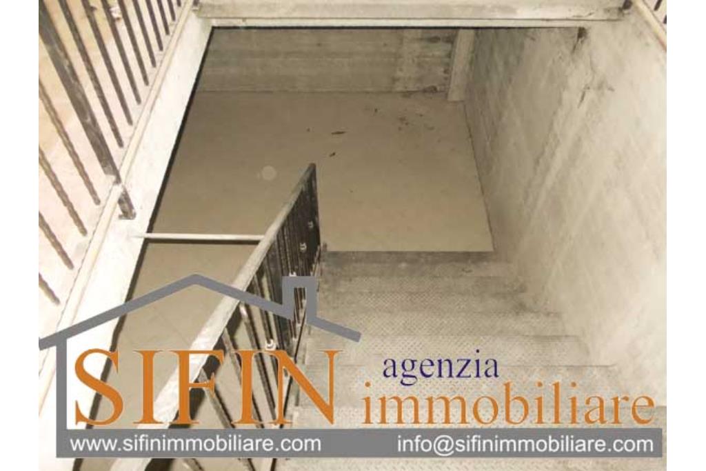 Locale con deposito - Grottaminarda, locale commerciale di mq. 150,00 pi 150,00 di deposito in vendita in zona centralissima