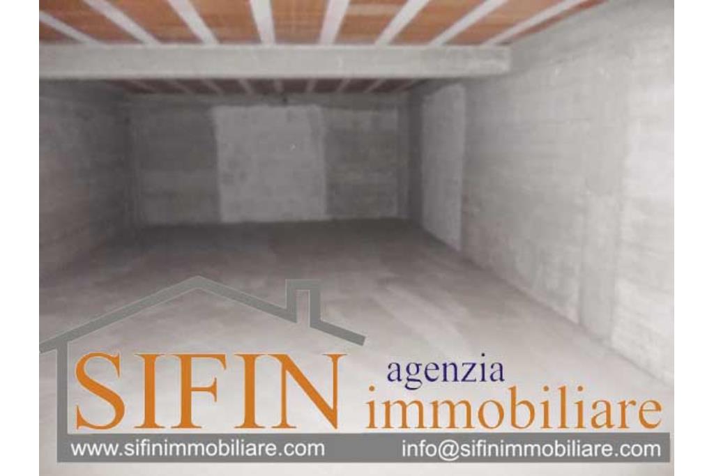 Locale con deposito - Grottaminarda, locale commerciale di mq. 150,00 pi 150,00 di deposito in vendita in zona centralissima