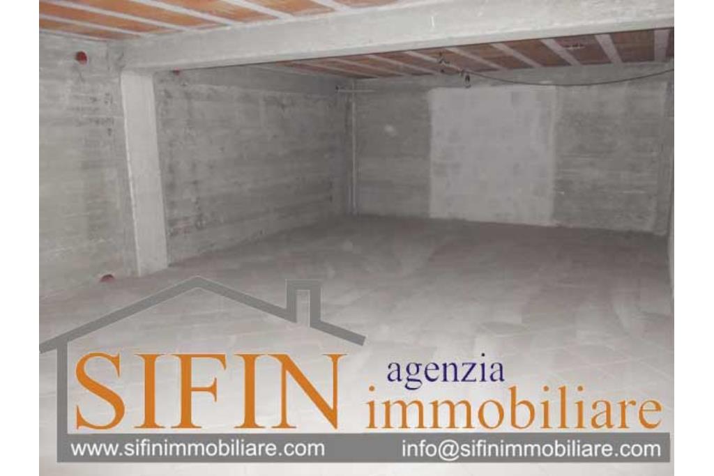 Locale con deposito - Grottaminarda, locale commerciale di mq. 150,00 pi 150,00 di deposito in vendita in zona centralissima