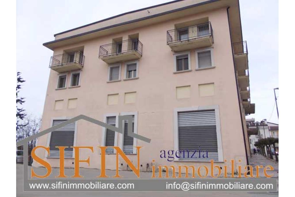 Locale con deposito - Grottaminarda, locale commerciale di mq. 150,00 pi 150,00 di deposito in vendita in zona centralissima