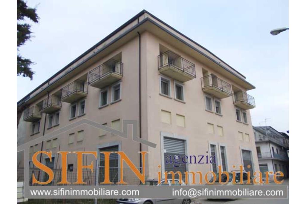 Locale con deposito - Grottaminarda, locale commerciale di mq. 150,00 pi 150,00 di deposito in vendita in zona centralissima