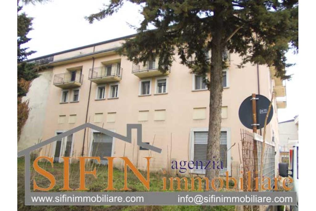 Locale con deposito - Grottaminarda, locale commerciale di mq. 150,00 pi 150,00 di deposito in vendita in zona centralissima