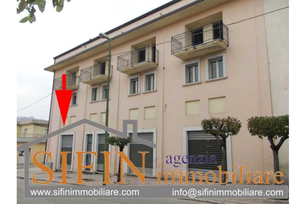 Locale con deposito - Grottaminarda, locale commerciale di mq. 150,00 pi 150,00 di deposito in vendita in zona centralissima