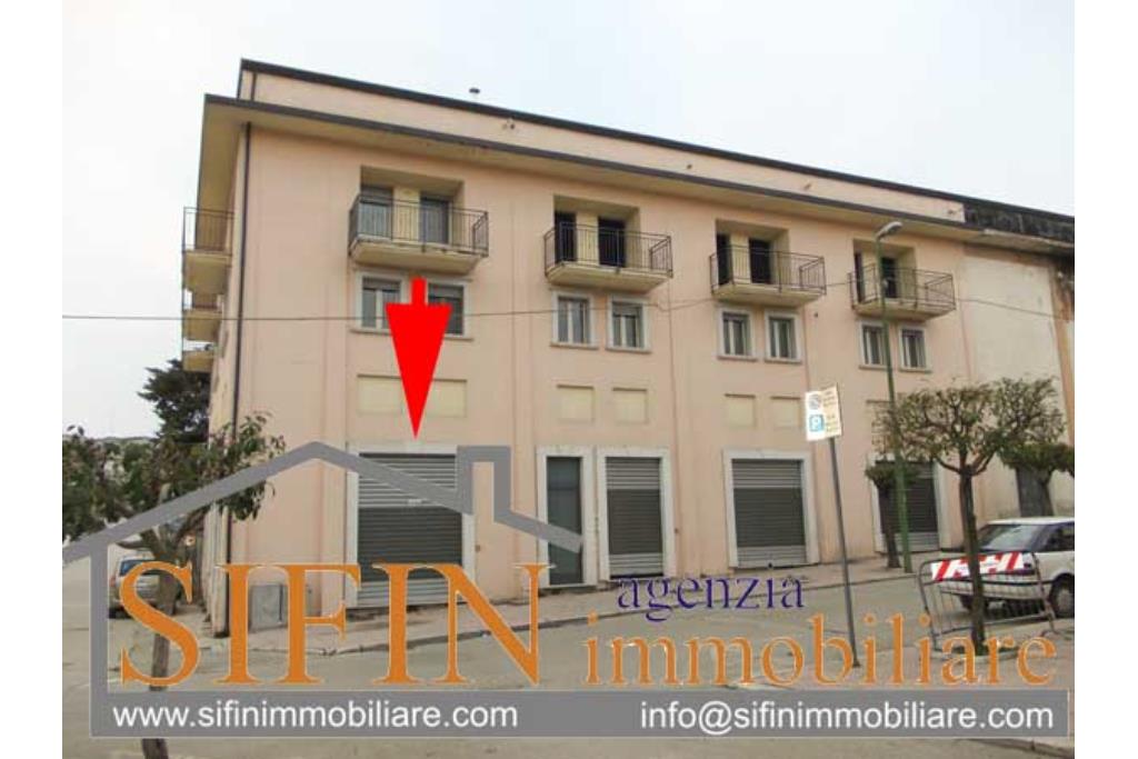 Locale con deposito - Grottaminarda, locale commerciale di mq. 150,00 pi 150,00 di deposito in vendita in zona centralissima