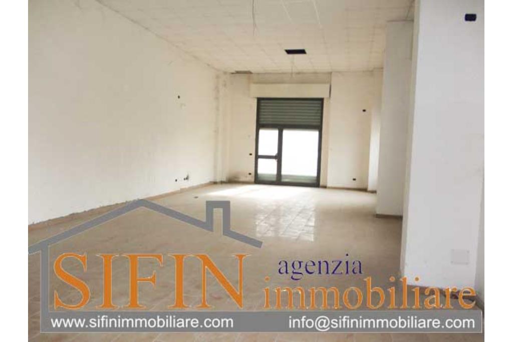 Locale con deposito - Grottaminarda, locale commerciale di mq. 150,00 pi 150,00 di deposito in vendita in zona centralissima