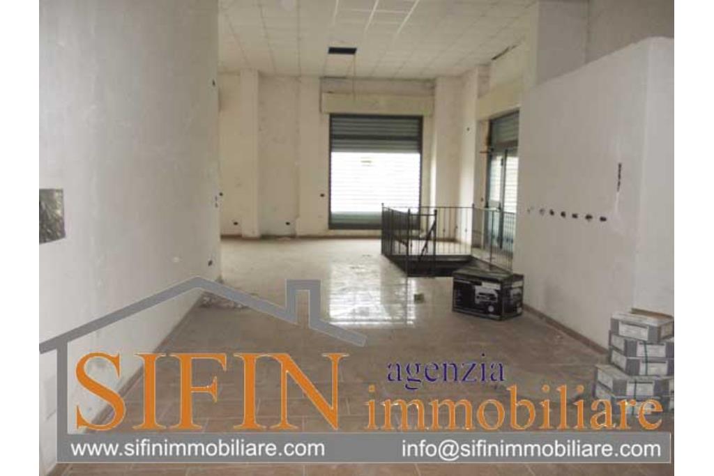 Locale con deposito - Grottaminarda, locale commerciale di mq. 150,00 pi 150,00 di deposito in vendita in zona centralissima