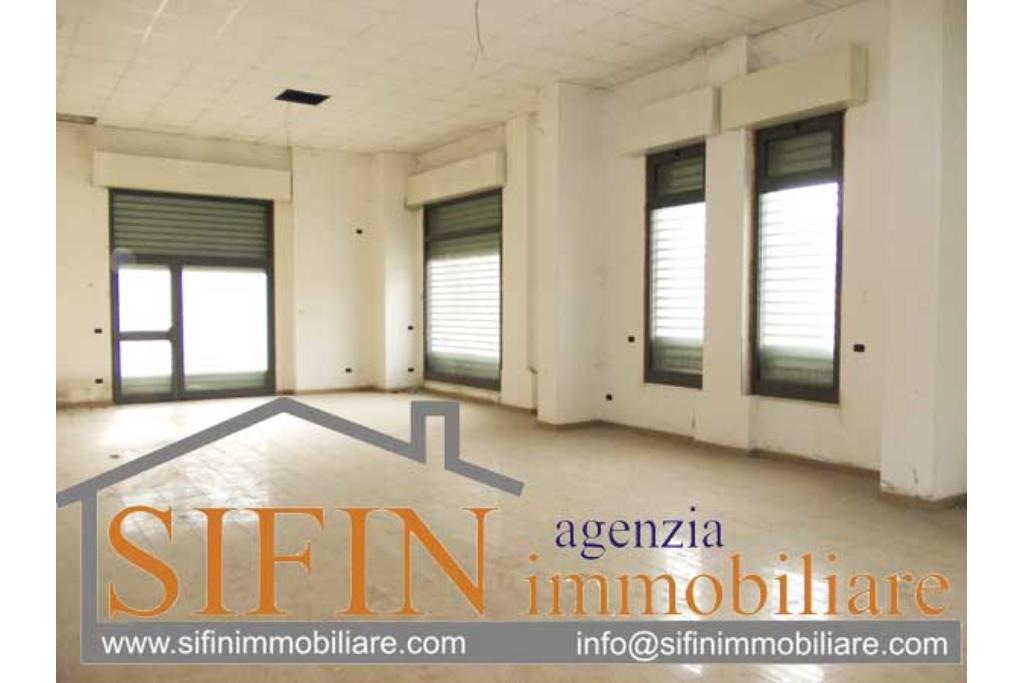Locale con deposito - Grottaminarda, locale commerciale di mq. 150,00 pi 150,00 di deposito in vendita in zona centralissima