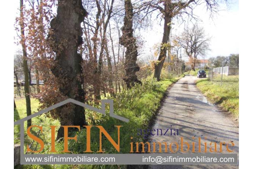 Terreno Edificabile - Grottaminarda (AV) - via Pioppi
In zona periferica proponiamo in vendita terreno edificabile di mq. 3.300,00 ricadente in 