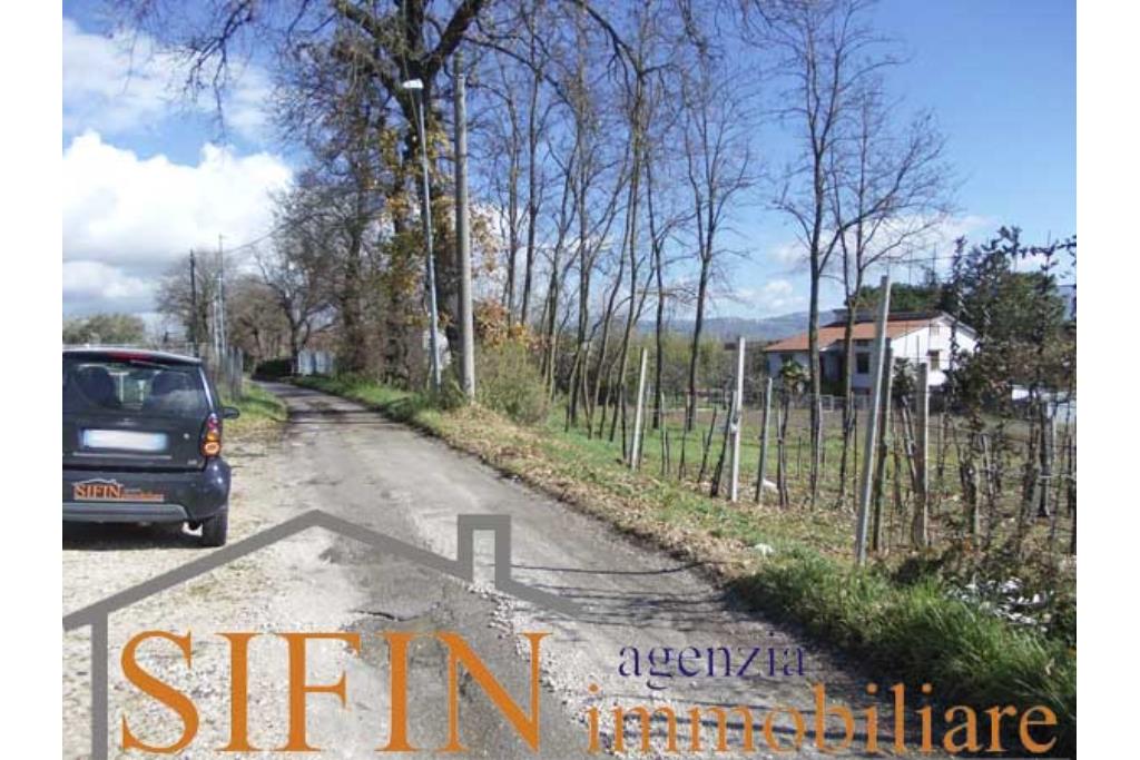 Terreno Edificabile - Grottaminarda (AV) - via Pioppi
In zona periferica proponiamo in vendita terreno edificabile di mq. 3.300,00 ricadente in 